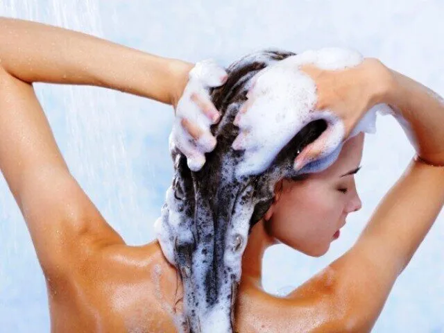 donna che lava capelli senza shampoo
