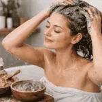 Cura dei capelli: lavaggio, idratazione e routine