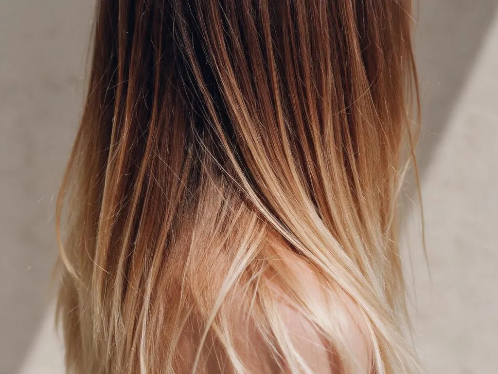 Capelli lunghi con sfumatura dal castano scuro al biondo caldo