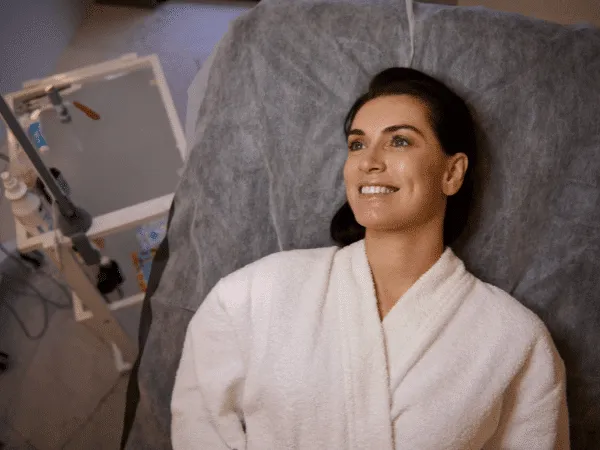 Donna dopo trattamento di dermoabrasione viso in clinica dermatologica