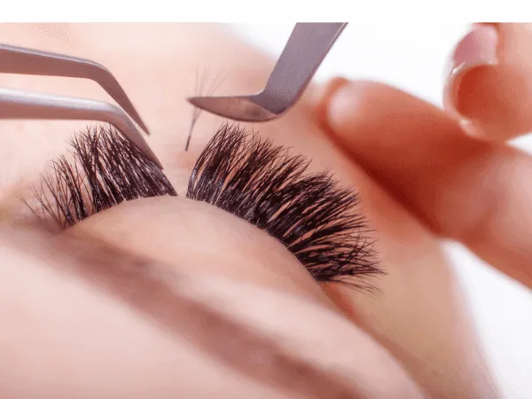 applicazione extension, una per una, su ciglia naturale