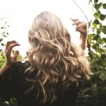 Capelli bianchi: perché compaiono e come prendersene cura