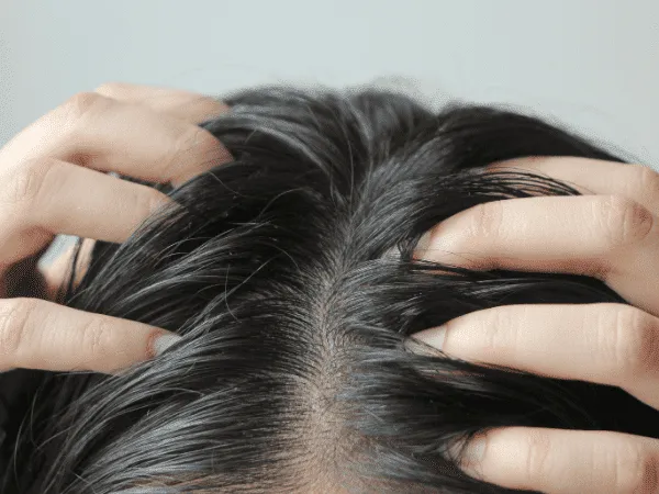 massaggio per lavaggio capelli senza shampoo