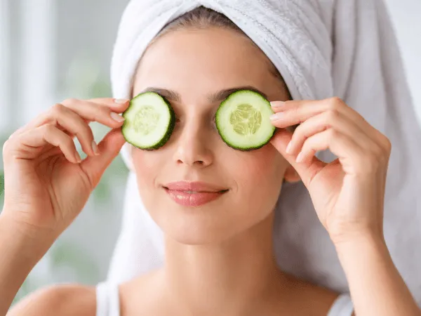 donna con fette di cetriolo sugli occhi come rimedio naturale